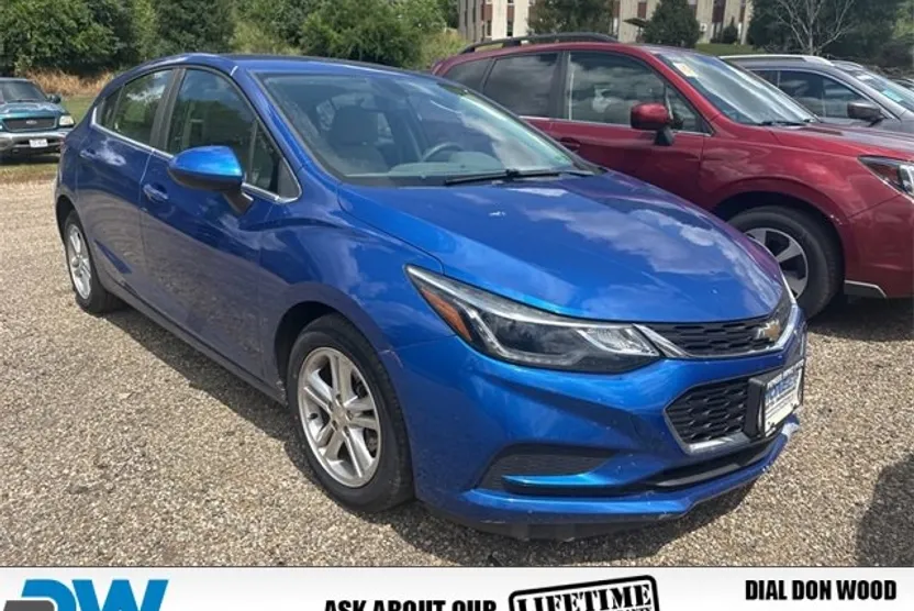 2017 Chevrolet Cruze LT photo 1