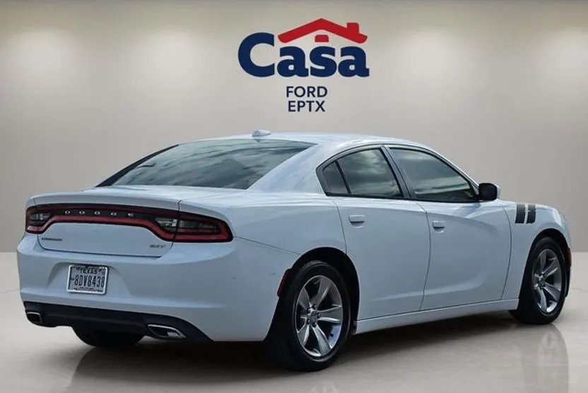 2016 Dodge Charger SXT photo 1