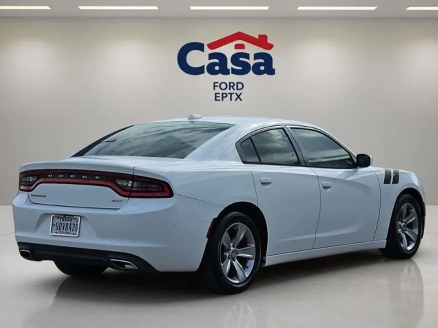 2016 Dodge Charger SXT photo 1