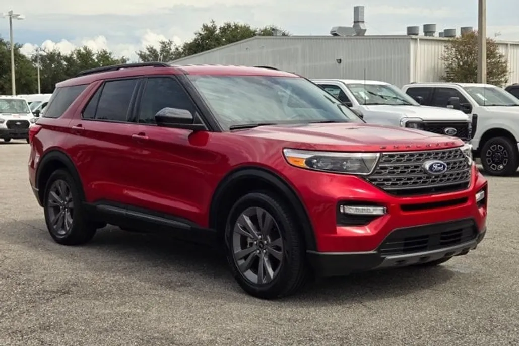 2023 Ford Explorer XLT photo 1