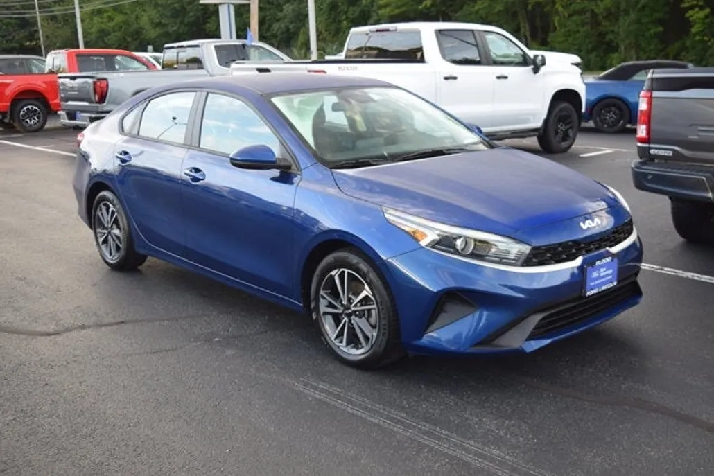 2023 Kia Forte LXS photo 1