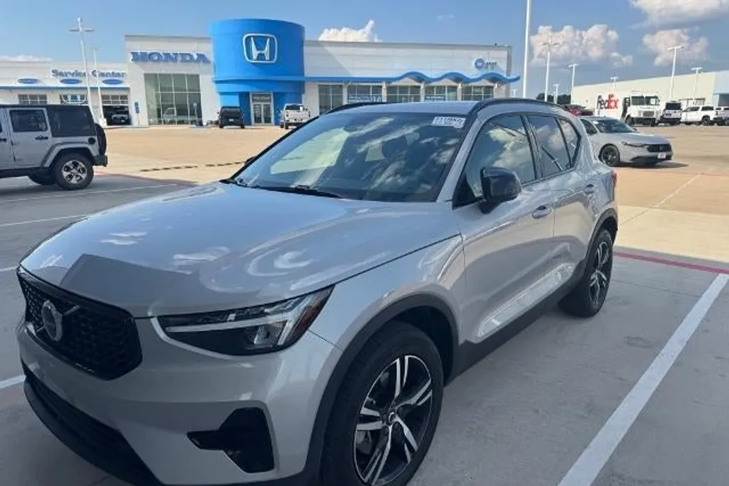 2024 Volvo XC40 Core photo 1