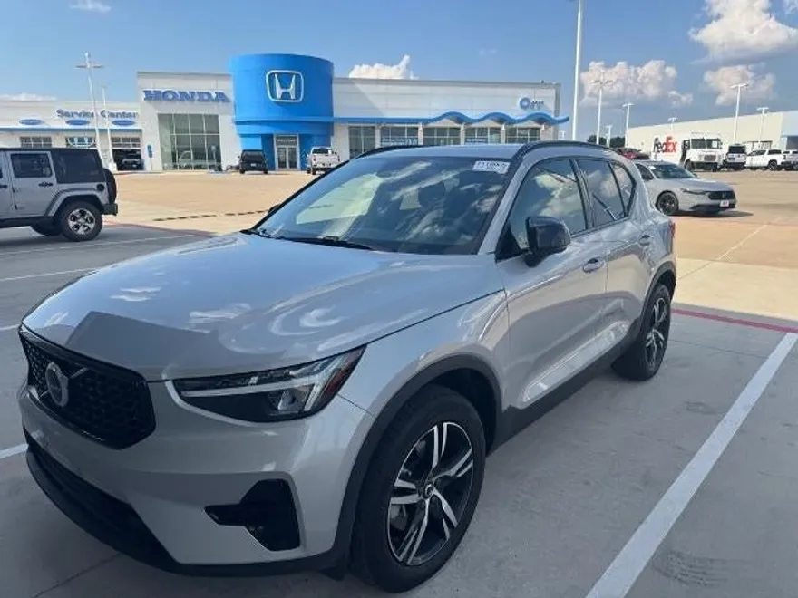 2024 Volvo XC40 Core photo 1