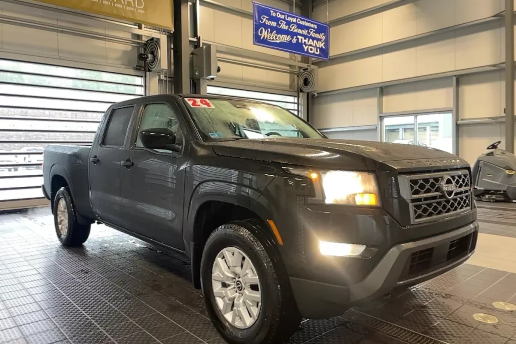2024 Nissan Frontier SV photo 1