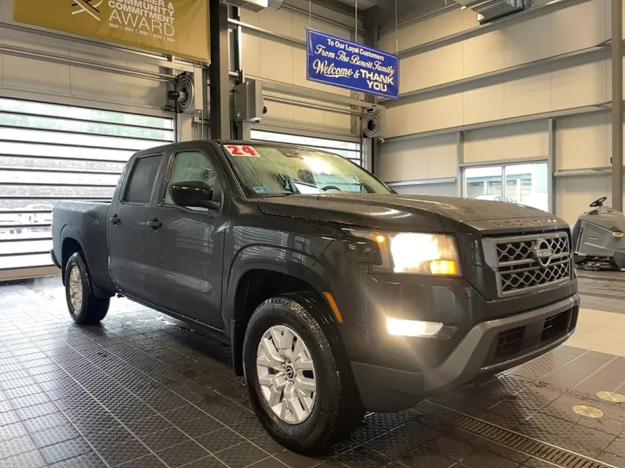 2024 Nissan Frontier SV photo 1