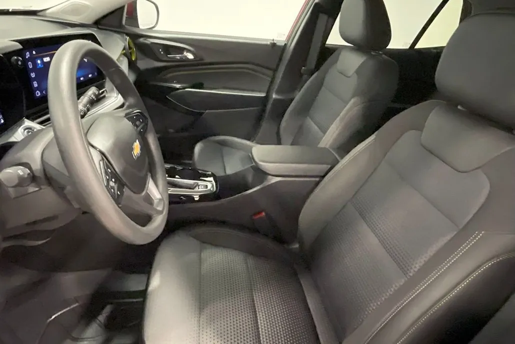 2024 Chevrolet Trax LT photo 1