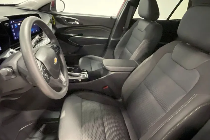 2024 Chevrolet Trax LT photo 1