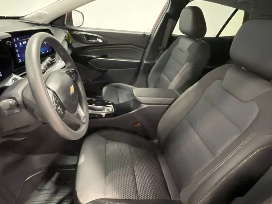 2024 Chevrolet Trax LT photo 1