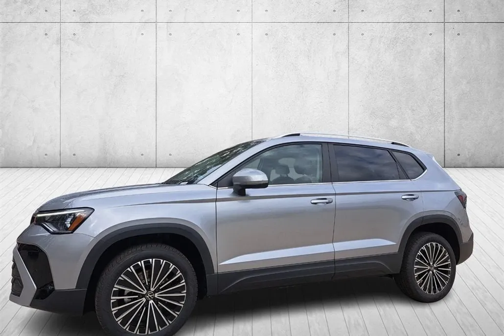 2025 Volkswagen Taos SE photo 1