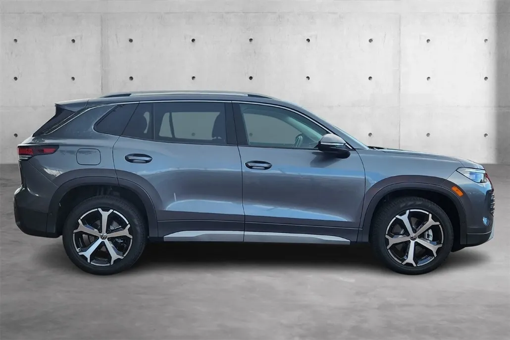 2025 Volkswagen Tiguan SE photo 1