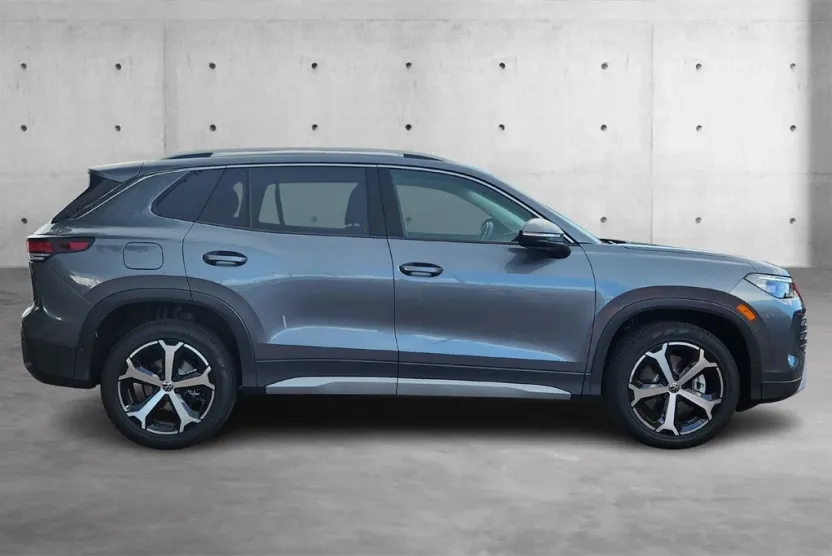 2025 Volkswagen Tiguan SE photo 1