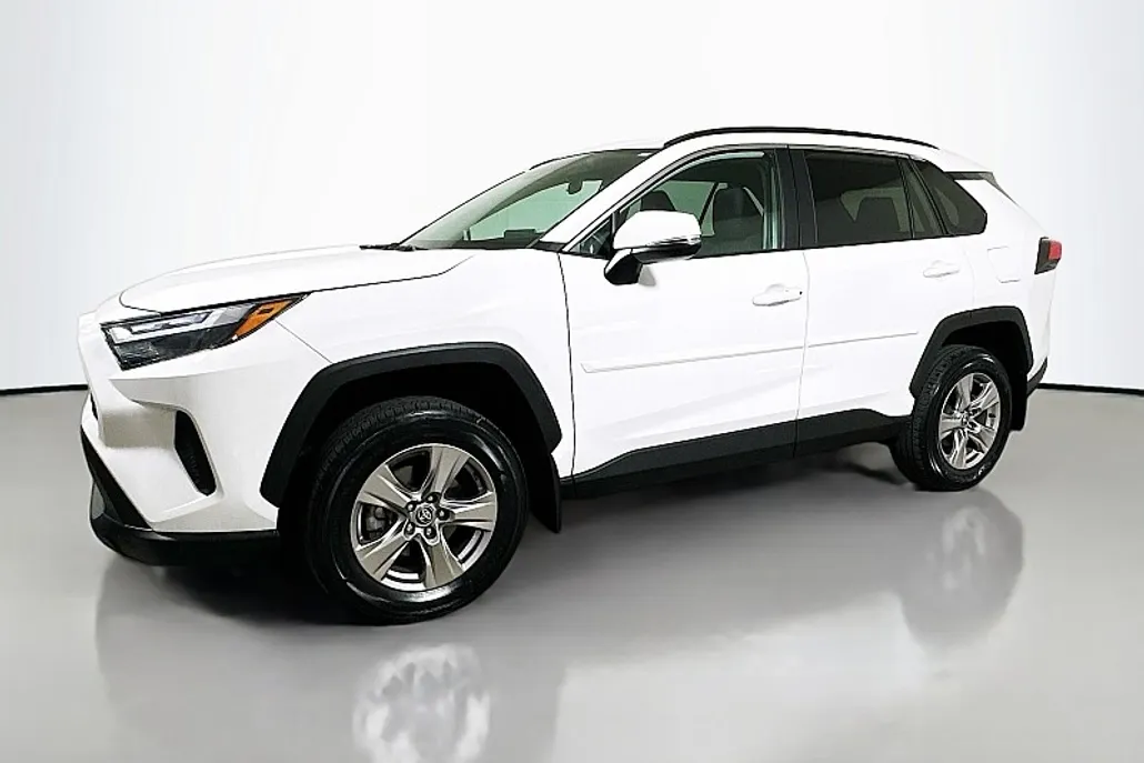 2023 Toyota RAV4 XLE photo 1