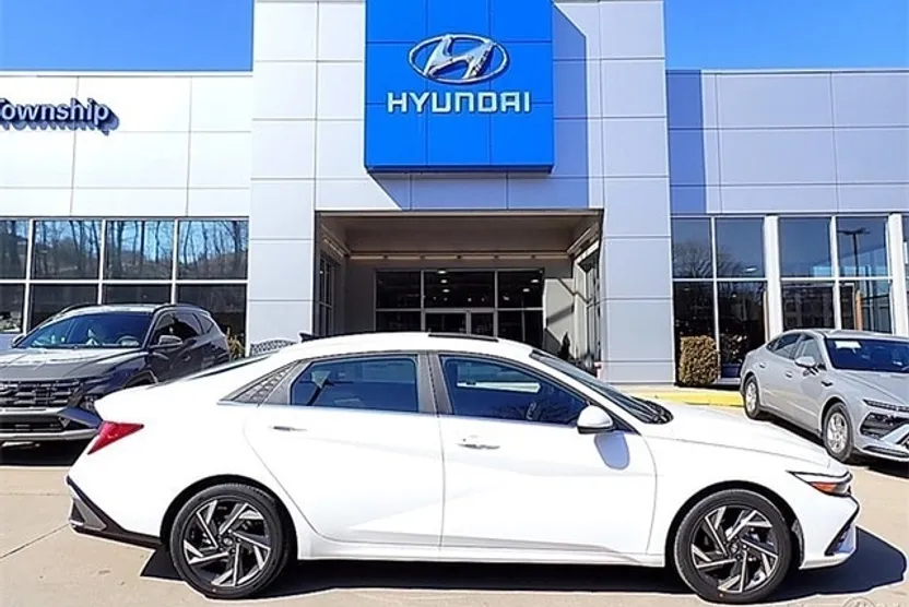 2025 Hyundai Elantra SEL Convenience photo 1