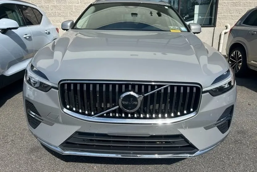 2023 Volvo XC60 Plus photo 1
