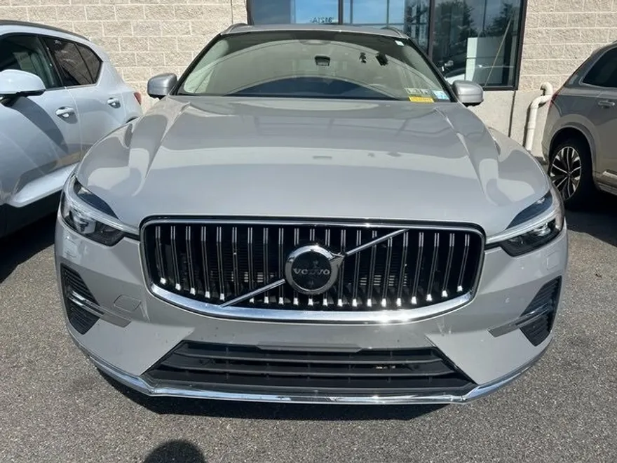 2023 Volvo XC60 Plus photo 1