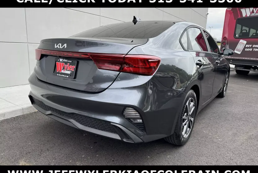 2023 Kia Forte LXS photo 1