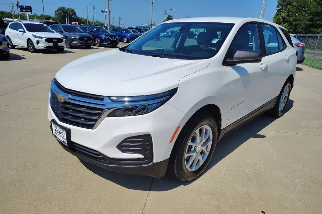 2023 Chevrolet Equinox LS photo 1