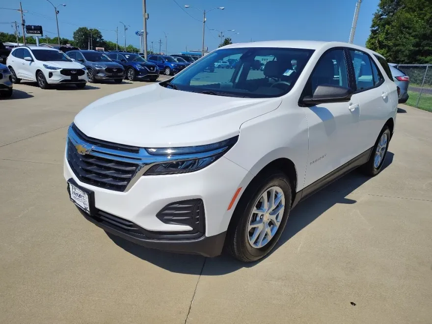 2023 Chevrolet Equinox LS photo 1