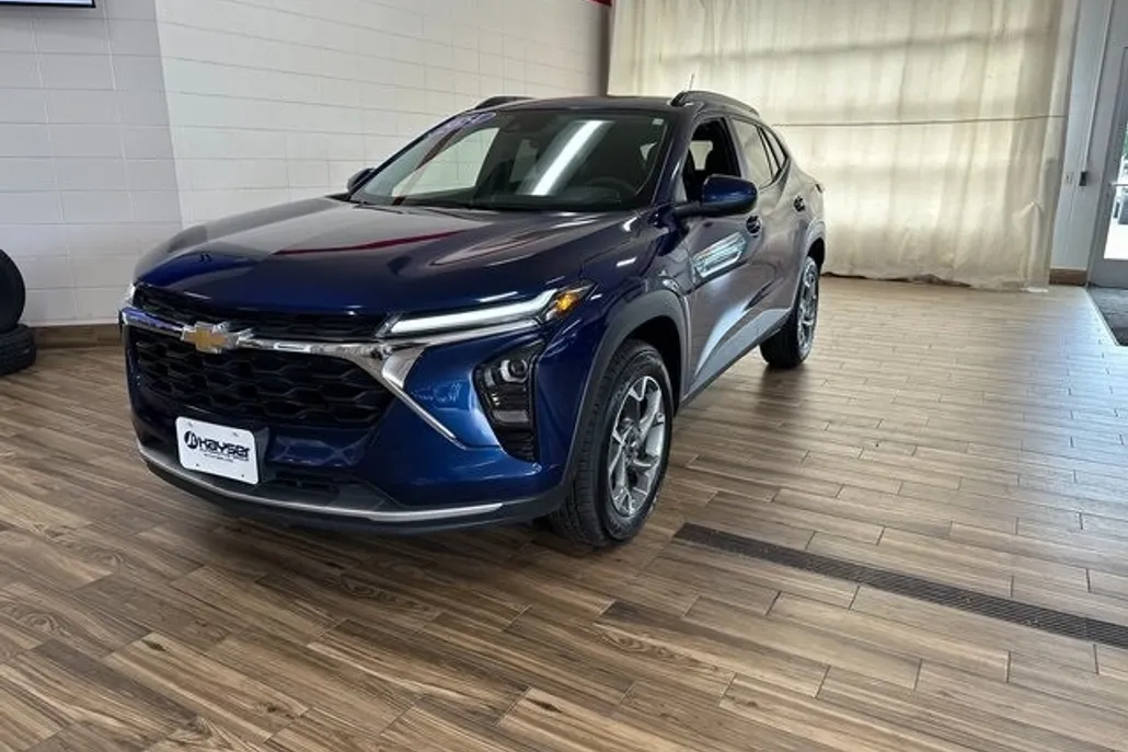 2024 Chevrolet Trax LT photo 1