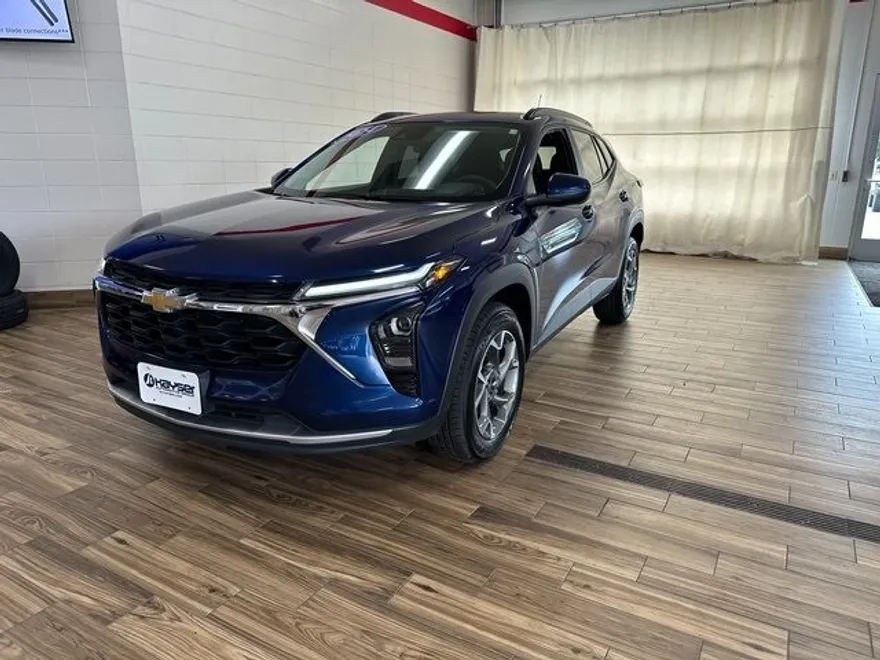 2024 Chevrolet Trax LT photo 1