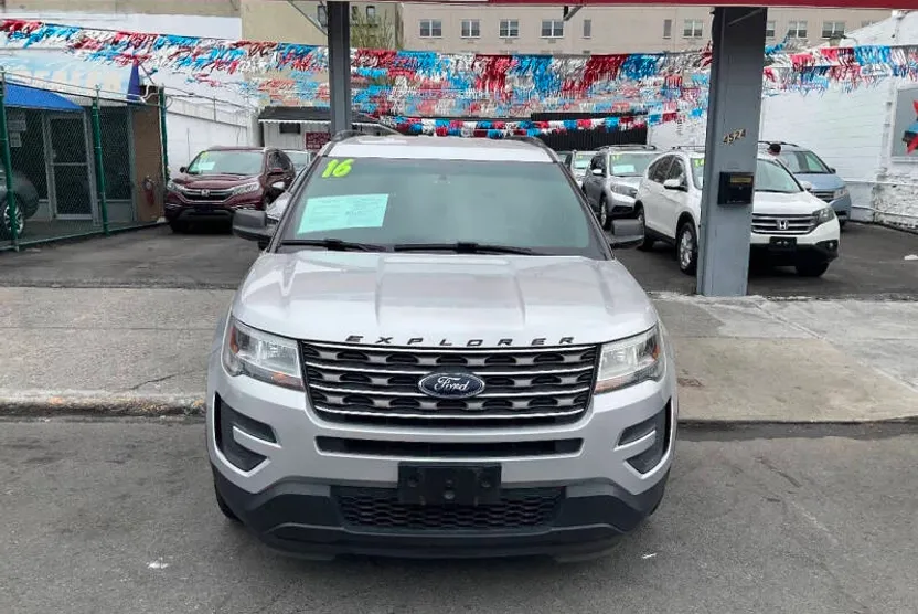 2016 Ford Explorer Base photo 1