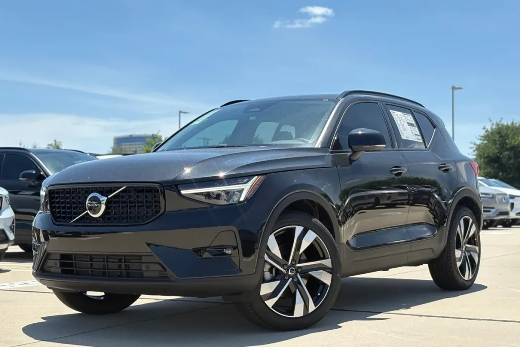 2025 Volvo XC40 Plus photo 1
