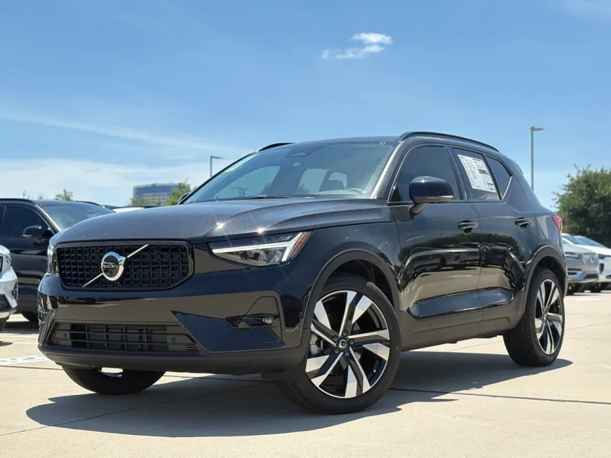 2025 Volvo XC40 Plus photo 1