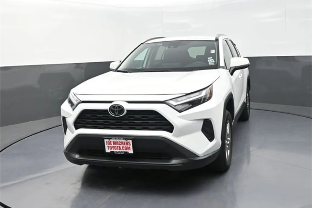 2023 Toyota RAV4 XLE photo 1