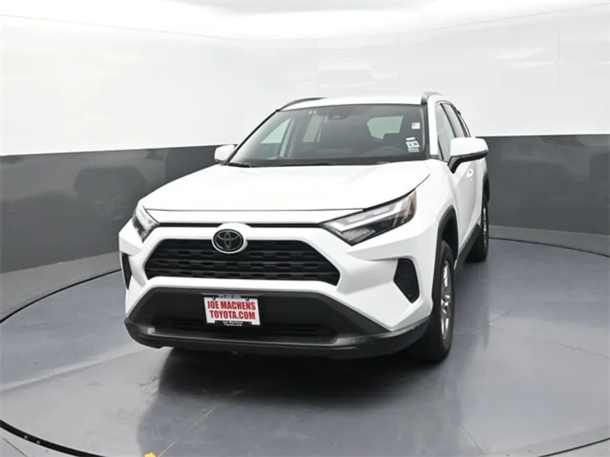 2023 Toyota RAV4 XLE photo 1
