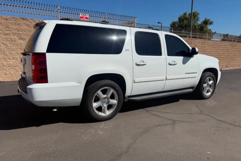 2007 Chevrolet Suburban LTZ photo 1