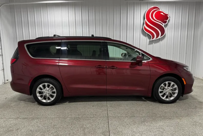 2022 Chrysler Pacifica Touring L photo 1