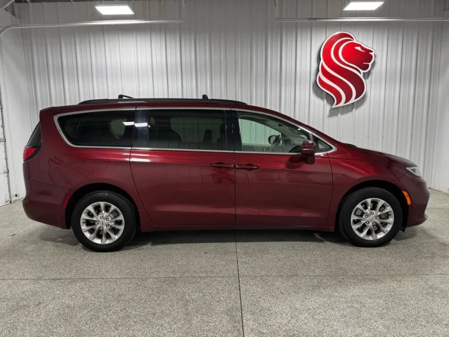 2022 Chrysler Pacifica Touring L photo 1