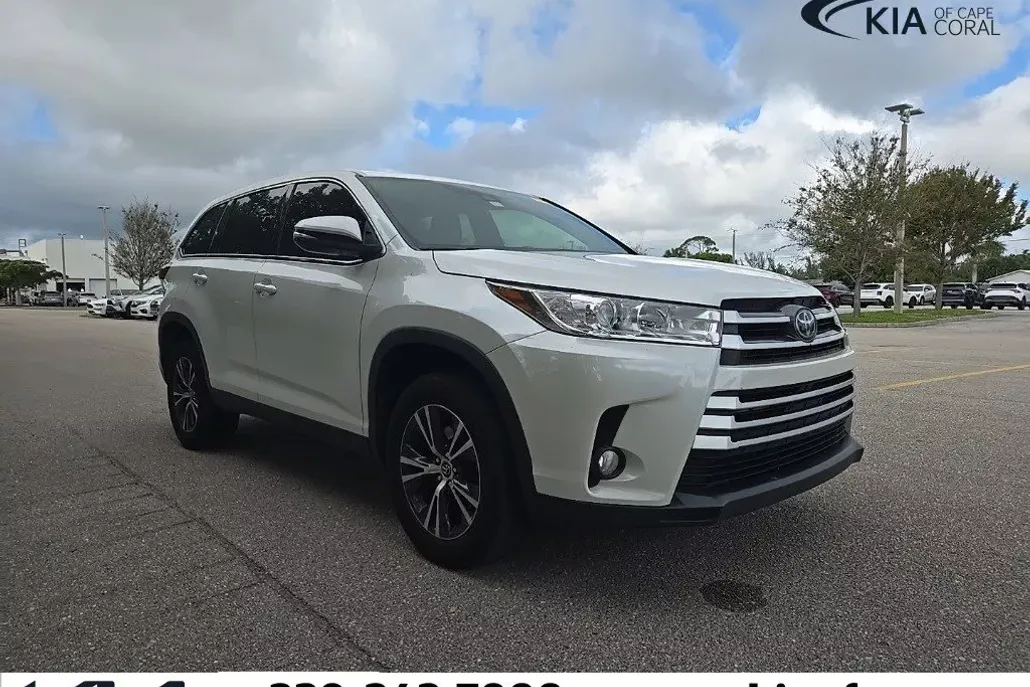 2019 Toyota Highlander LE Plus photo 1