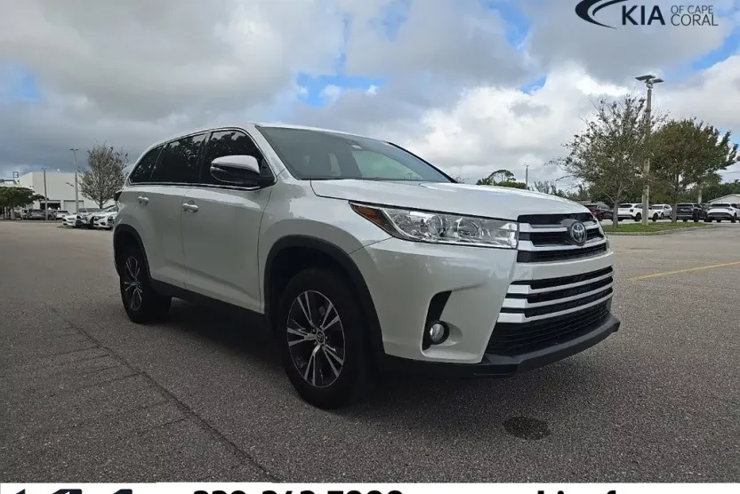 2019 Toyota Highlander LE Plus photo 1