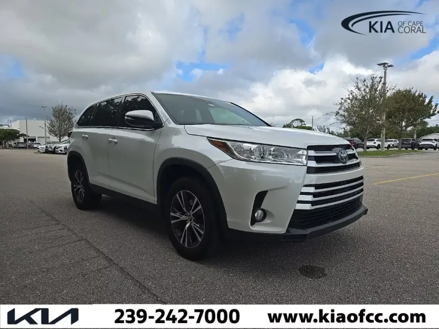 2019 Toyota Highlander LE Plus photo 1