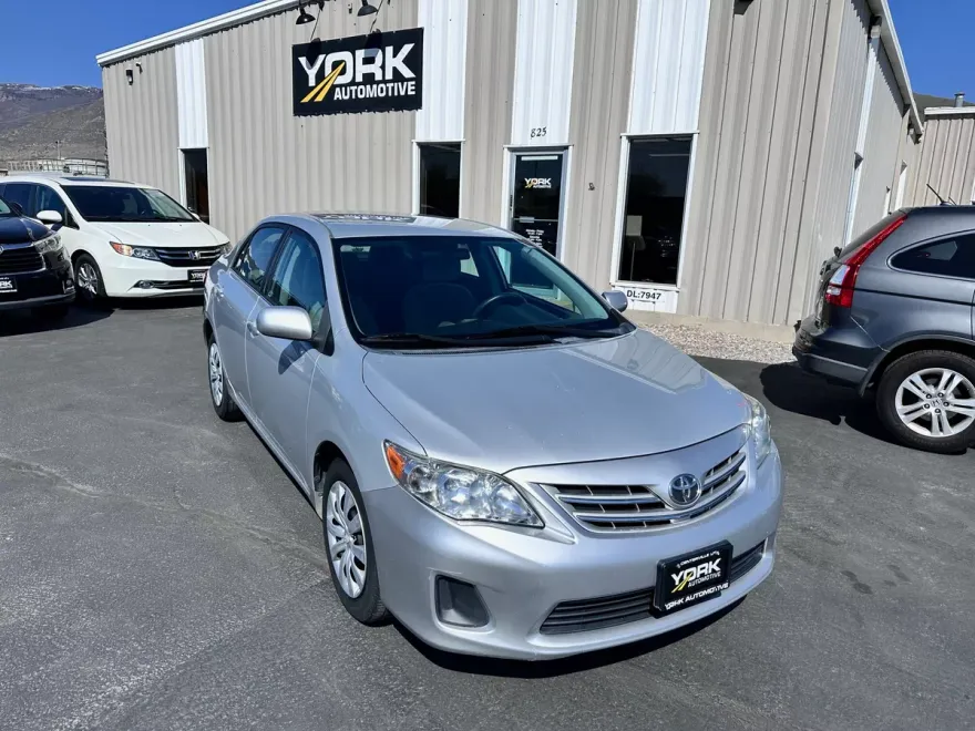 2013 Toyota Corolla LE photo 1