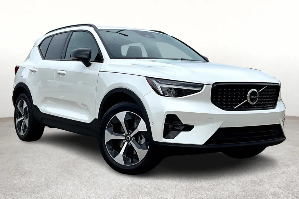 2026 Volvo XC40 Plus photo 1