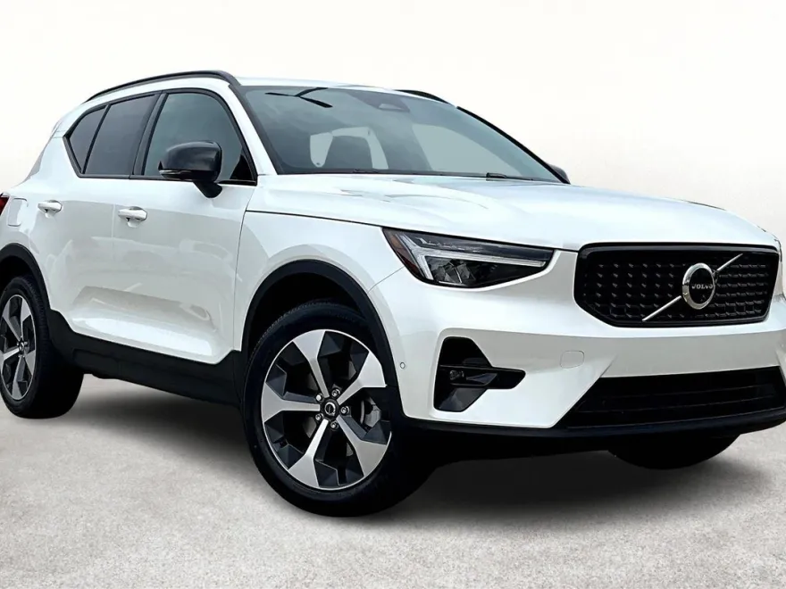 2026 Volvo XC40 Plus photo 1