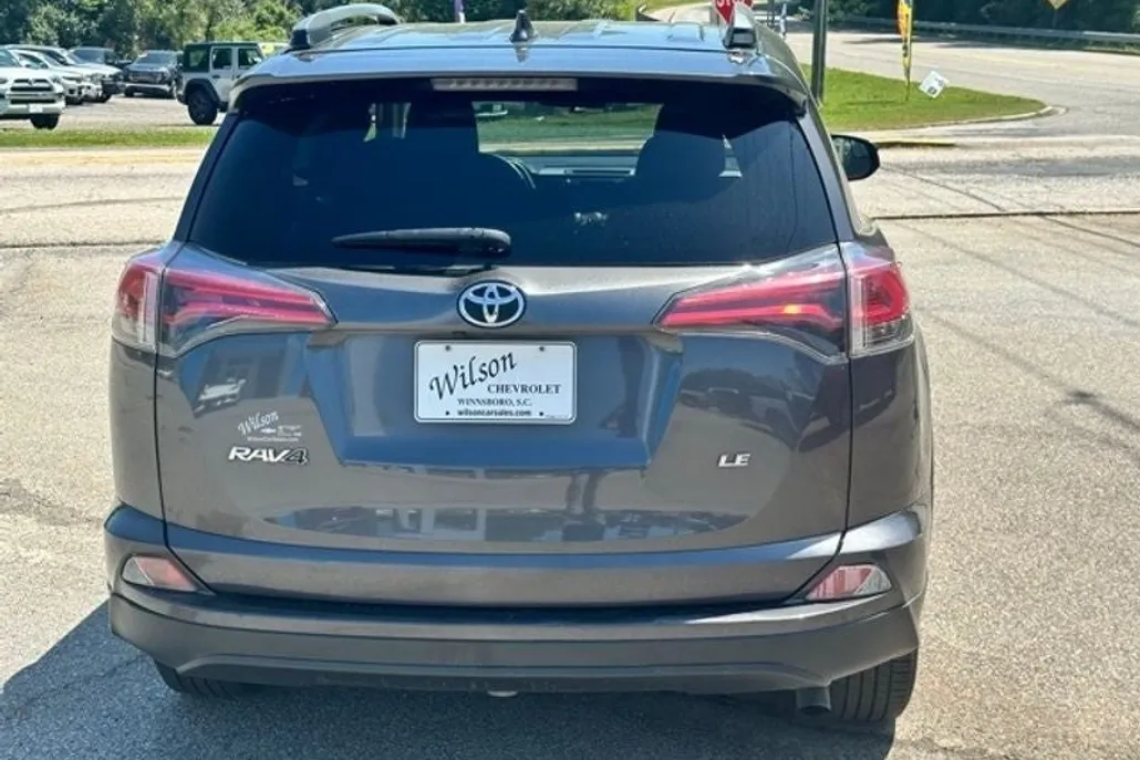 2018 Toyota RAV4 LE photo 1