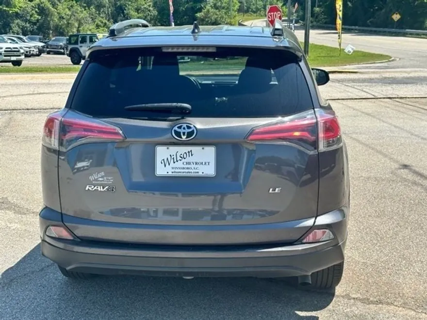 2018 Toyota RAV4 LE photo 1