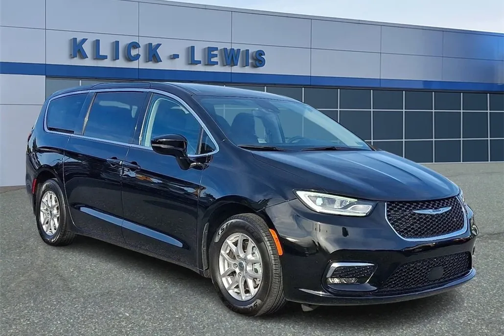 2024 Chrysler Pacifica Touring L photo 1