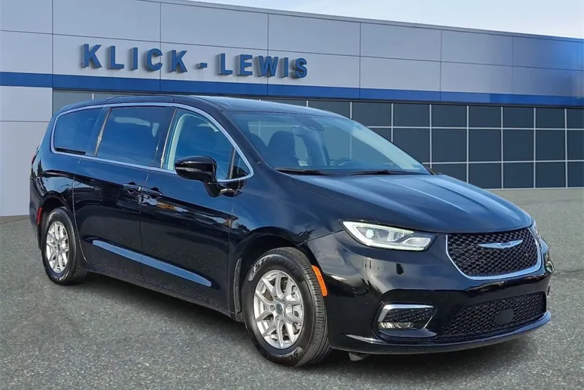 2024 Chrysler Pacifica Touring L photo 1