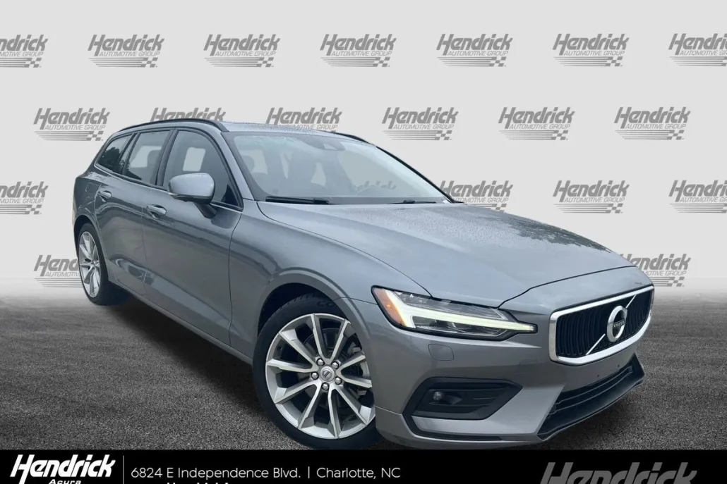 2020 Volvo V60 Momentum photo 1