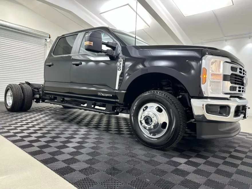 2025 Ford F-350 photo 1