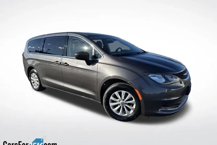 2017 Chrysler Pacifica Touring photo 1
