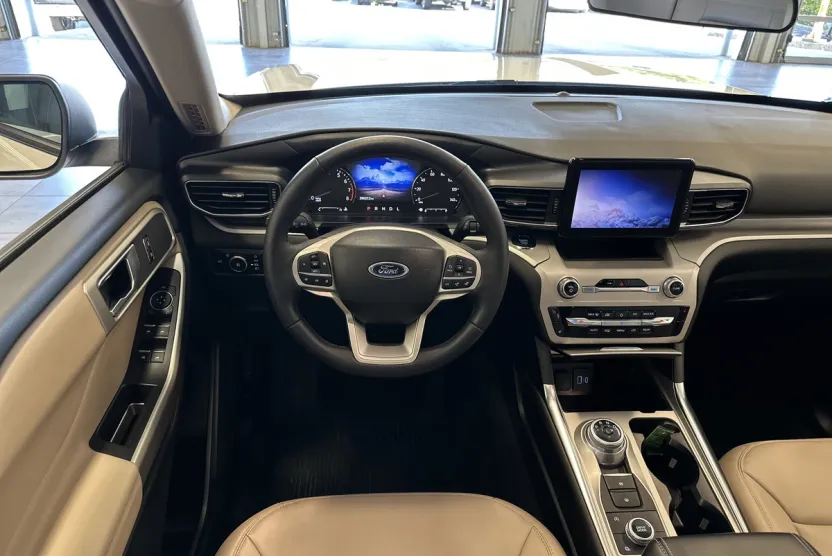 2023 Ford Explorer XLT photo 1