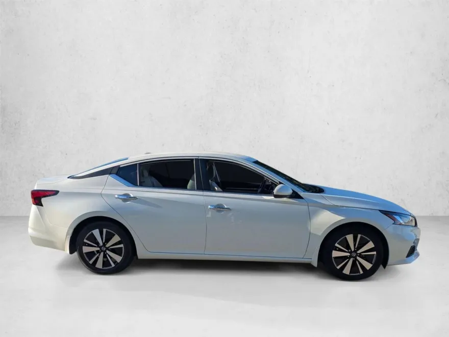 2022 Nissan Altima 2.5 SV photo 1