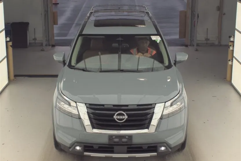 2022 Nissan Pathfinder Platinum photo 1