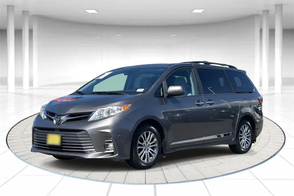 2020 Toyota Sienna XLE photo 1