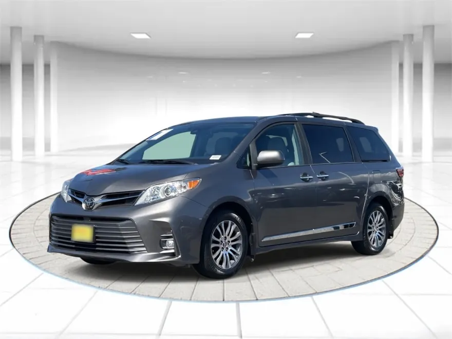 2020 Toyota Sienna XLE photo 1